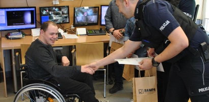 Niepełnosprawny kibic w tarapatach. Pomogli mu policjanci