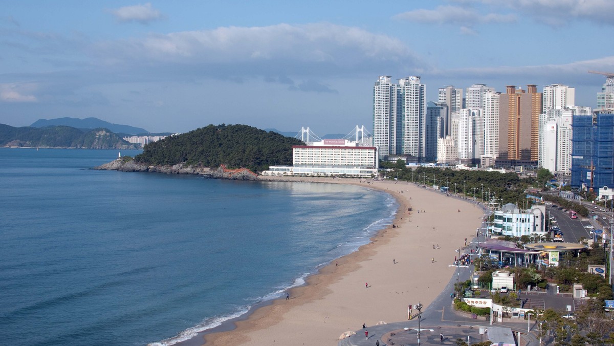 Los młodego Chińczyka, który zajmuje się dostawą jedzenia na plażę Haeundae, nie jest godny pozazdroszczenia. Musi brnąć przez kilometrowy labirynt gęsto rozstawionych parasoli przeciwsłonecznych, za mapę mając brzmiące niczym haiku, enigmatyczne wskazówki: "Ambona ratownika nr 8; trzeci rząd; trzy parasole od końca; makaron sojowy".