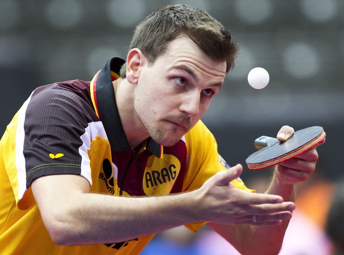 Niemiec Timo Boll zagrywa piłkę