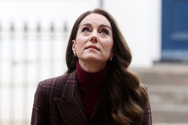 Kejt Midlton kao MODNA KRALJICA I HEROINA ŽIVOTA, ceo svet gleda u OVE SLIKE: Njen pogled rekao sve, godinu dana nakon što je operisana obavila NAJTEŽI ANGAŽMAN