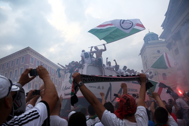 Tak się bawi stolica! Legia Warszawa świętuje mistrzowski tytuł