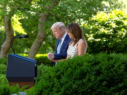 Niewybaczalne braki. Na Melanię Trump spadła fala społecznego potępienia za TĘ stylizację