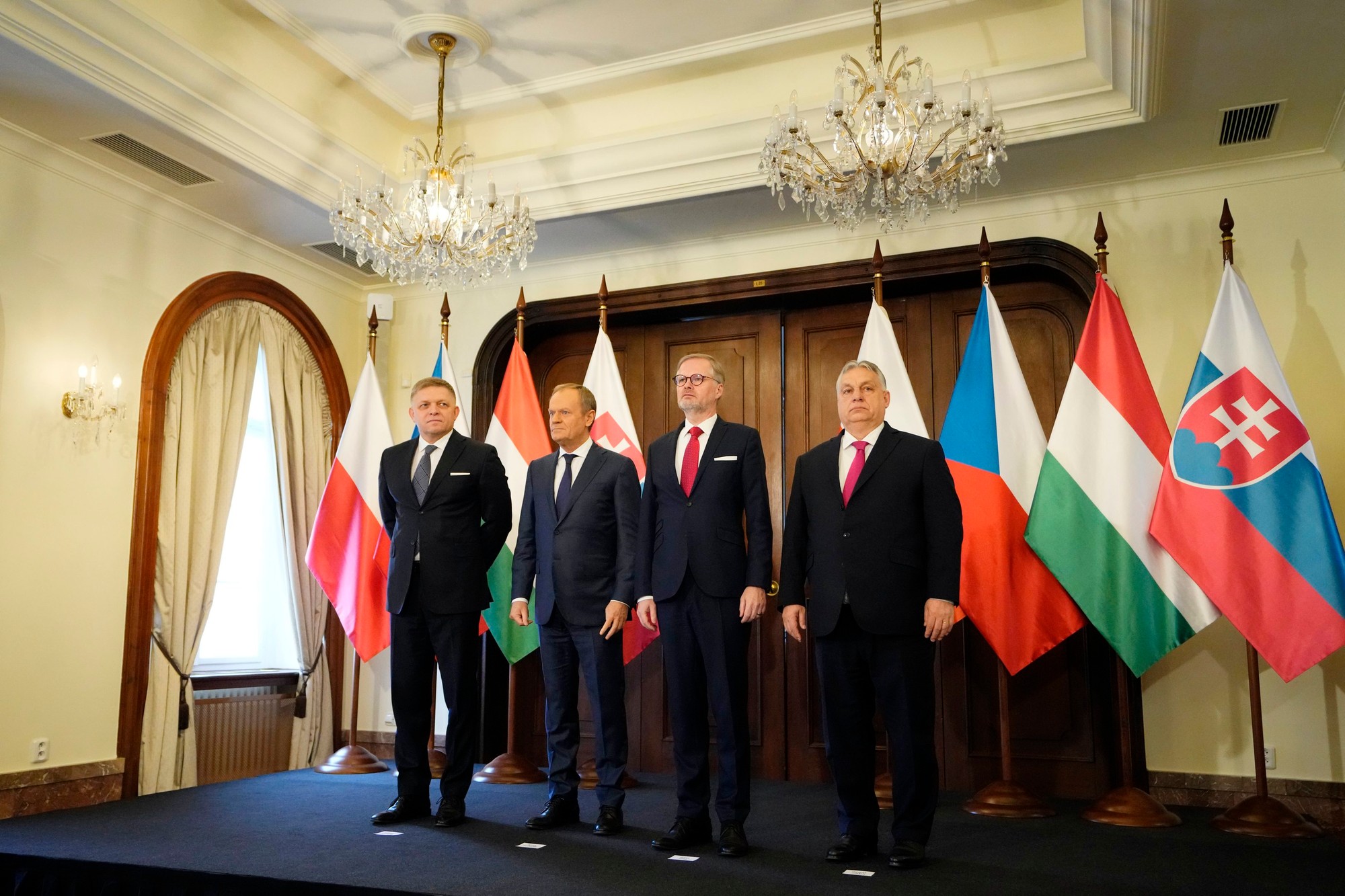 Na snímke zľava slovenský premiér Robert Fico, poľský premiér Donald Tusk, český premiér Petr Fiala a maďarský premiér Viktor Orbán pózujú na summite predsedov vlád Vyšehradskej štvorky (V4) v Prahe.