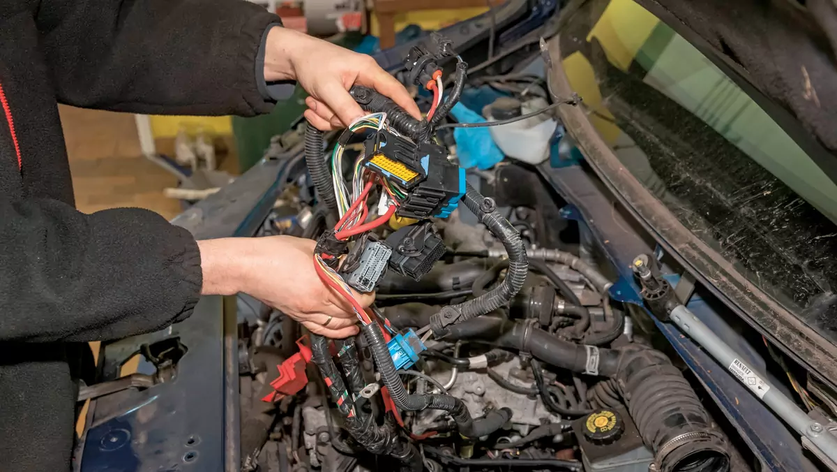 Polskie prawo utrudnia tanie naprawy aut. Jest problem z częściami