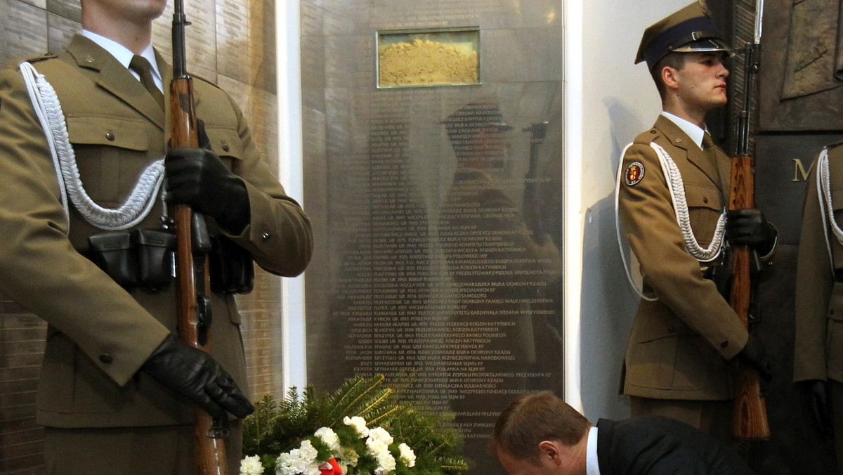 Tablicę upamiętniającą b. marszałka Sejmu Macieja Płażyńskiego, który zginął rok temu w katastrofie lotniczej pod Smoleńskiem, odsłonięto w niedzielę w Gdańsku.