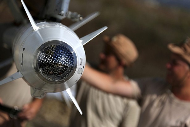 Pocisk rakietowy zamontowany do rosyjskiego wielozadaniowego bombowca taktycznego SU-34, który stacjonuje w bazie lotniczej w Chejmim, w pobliżu portowego miast Latakia. fot. EPA/RUSSIAN DEFENCE MINISTRY PRESS SERVICE/HANDOUT Dostawca: PAP/EPA.