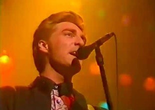 Spevák Richard Darbyshire.