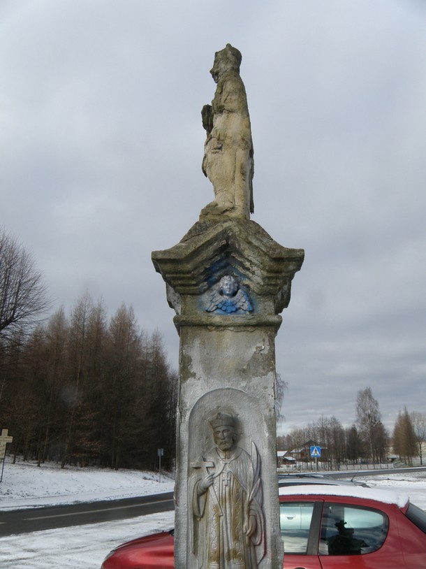 Głębowice - kapliczka z figurą św. Jana Nepomucena pokryta srebrzanką