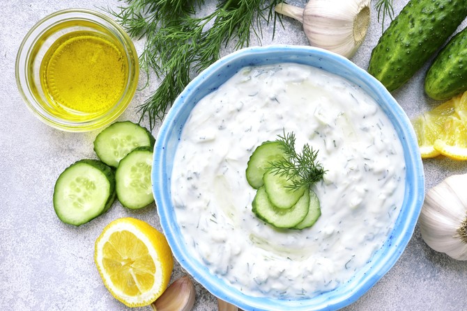 Kad pravite tzatziki, koristite krastavac sa korom da biste izvukli maksimum zdravstvene prednosti iz ovog povrća