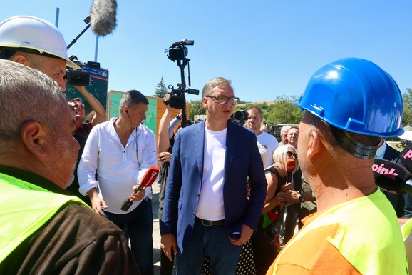 "Iz Breše sam dolazio zbog vas": Vučića dočekali domaćini u Kušićima