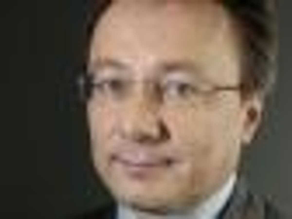 Graeme Maxton, Szkocki ekonomista i dziennikarz. Pracował dla wielkich instytucji finansowych, takich jak Citigroup czy American Express. Założył też własną firmę doradczą działającą w Londynie i Singapurze. Do 2007 r. kierował azjatyckim oddziałem Economist Inteligence Unit, konsultingowym ramieniem grupy wydawniczej The Economist. Od tamtej pory jest komentatorem ekonomiczno-gospodarczym współpracującym z najważniejszymi anglosaskimi mediami. Jego książka „The End of Progress. How Modern Economics Has Failed Us” (Koniec postępu. Jak zawiodła nas współczesna ekonomia) została nominowana do nagrody „Financial Timesa” i Goldmana Sachsa dla najlepszej książki biznesowej 2011 r.