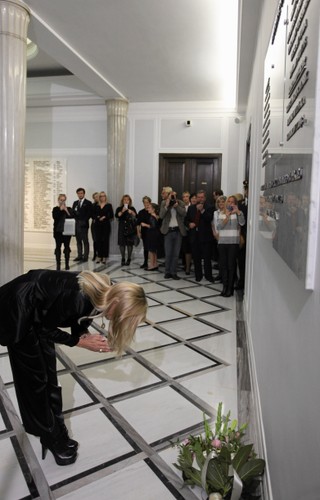 Sharon Stone w polskim Sejmie składa kwiaty pod tablicą upamiętniającą ofiary katastrofy w Smoleńsku