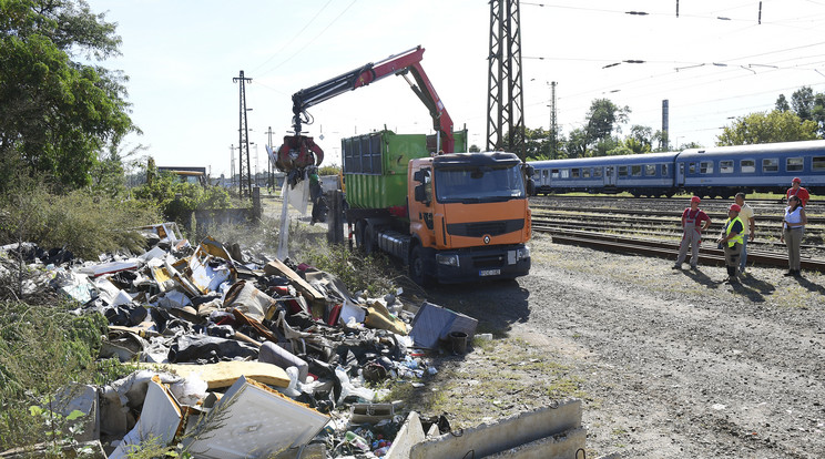 A nagy károk ellenére is közlekednek a vonatok - mondta a MÁV. /Fotó:MTI/Kovács Tamás