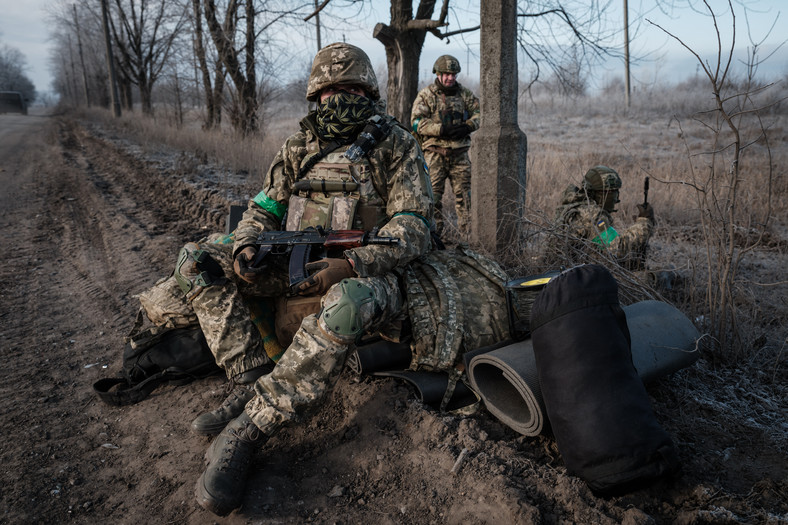 Ukraiński żołnierz i jego towarzysze czekają na transport w Czasiw Jar, 28 stycznia 2023 r.