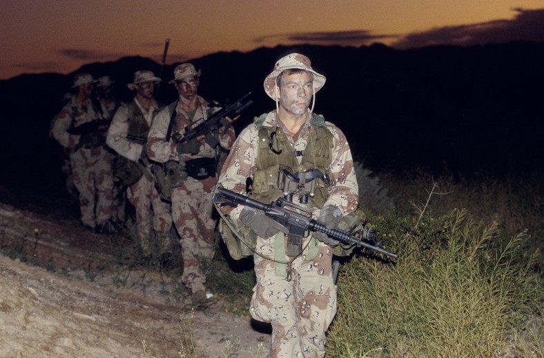 Komandosi amerykańskiej marynarski wojennej SEALs podczas ćwiczeń tuż po atakach 11 września 2001 r.