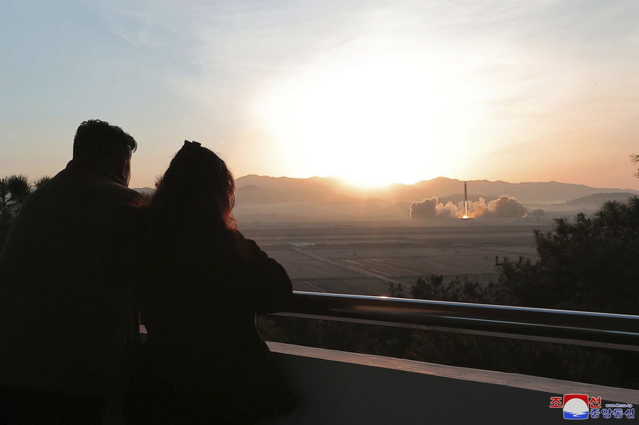 "Szanowny przywódca" i "szanowna córka" oglądają próbę startu międzykontynentalnej rakiety balistycznej Hwasongpho-17 . 16 marca 2023 r.