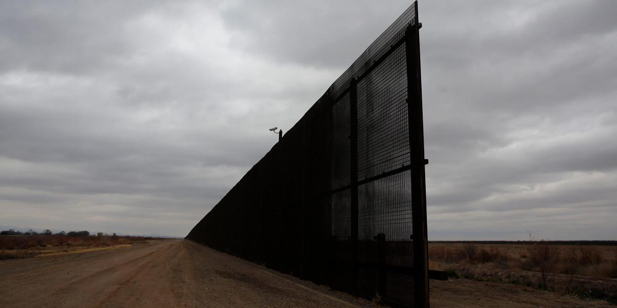 Donald Trump przystępuje do prac nad murem na granicy z Meksykiem