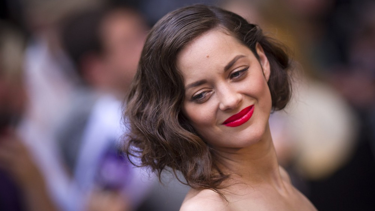 Aktorka Marion Cotillard, często pytana jest, jak ocenia poprawiane urody poprzez operacje plastyczne. Gwiazda przyznaje, że boi się igieł i zastrzyków, co ... chroni ją przed pokusą odmładzania się na siłę.