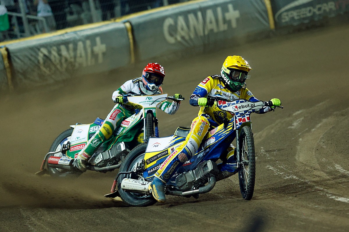 Leon Madsen (kask czerwony) z zielona-energia.com Włókniarza Częstochowa i Martin Vaculik (żółty) z Moje Bermudy Stali Gorzów podczas rewanżowego meczu półfinałowego żużlowej Ekstraligi