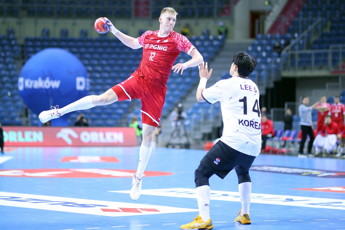 Ariel Pietrasik (L) i Seongmin Lee (P) z Korei Płd. w meczu piłkarzy ręcznych podczas turnieju 4 Nations Cup w krakowskiej Tauron Arenie