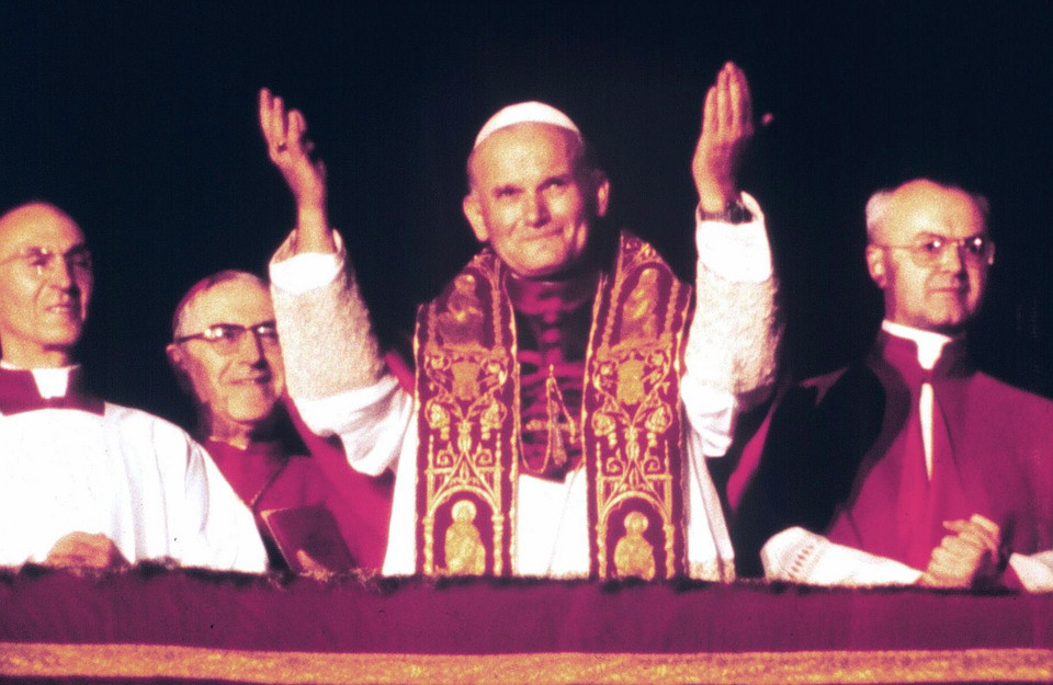 Jan Paweł II pozdrawia wiernych zgromadzonych na placu św. Piotra w Watykanie, po tym jak został wybrany na papieża, fot. PAP/EPA