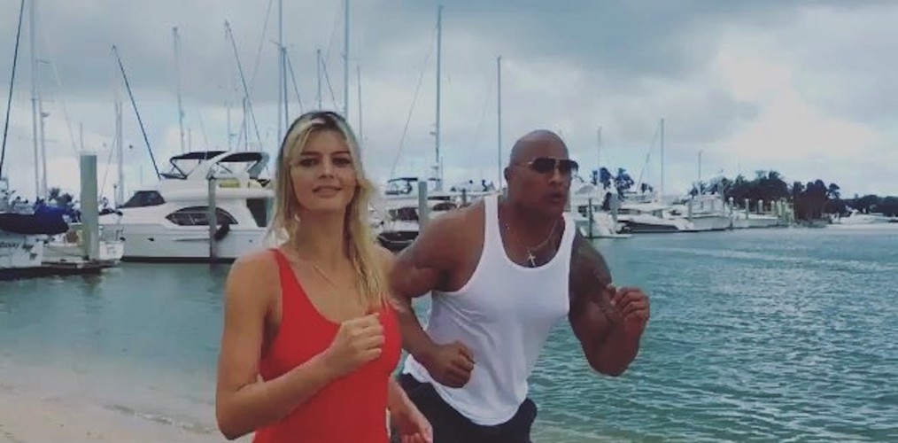 Kelly Rohrbach i Dwayne Johnson w akcji