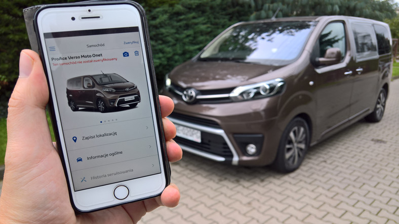 Informacje o samochodzie można sprawdzić w aplikacji MyToyota. Warto założyć bezpłatne konto aby sprawdzać m.in. historię wizyt w serwisie ASO. Toyota Proace