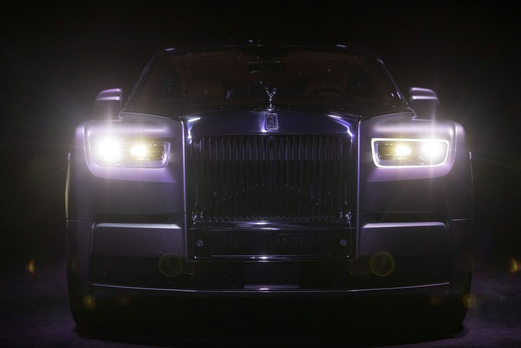 Prezentując nowy pojazd zaledwie dzień po tym, jak brytyjski rząd ogłosił intencję zakazania sprzedaży nowych samochodów z silnikami spalinowymi, Mueller-Oetvoes przekonywał, że ma świadomość tego, jak w przyszłości marka będzie musiała się zmienić. <br><br>
'Rozmawialiśmy z naszymi klientami i podkreślali, że elektryczny napęd idealnie pasuje do Rolls Royce'a, jest świetny. Musi jednak być prosty i nie wymagający dodatkowego wysiłku: kierowcy nie zaakceptują długiego czasu ładowania lub ograniczeń liczby kilometrów, które mogą przejechać. W momencie w którym te kwestie będą rozwiązane, jesteśmy gotowi przestawić się na elektryczny napęd' - zapewnił.