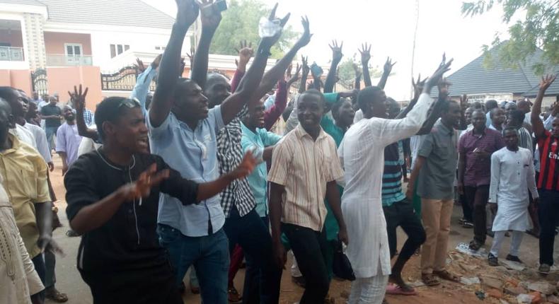 Buhari supporters jubilating at Atiku's polling unit (Twitter @daily trust