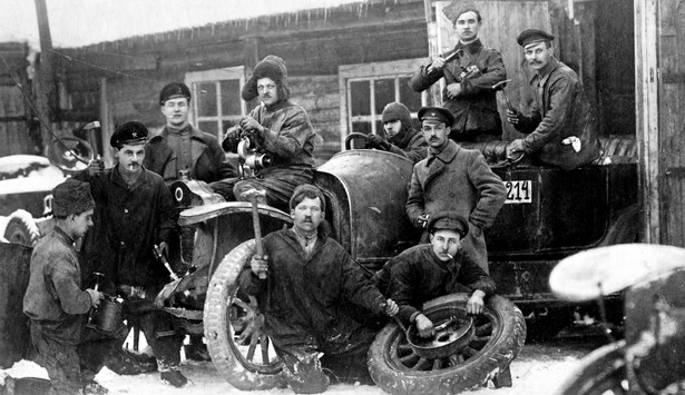 Rok 1915, Syberia. Na samochodzie w czapce uszance siedzi potomek polskich zesłańców. Wiadomo jedynie, że miał na imię Julian foka/forum