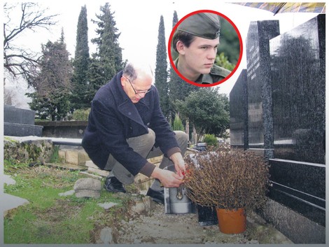 Rade Aleksić na grobu svog sina Srđana