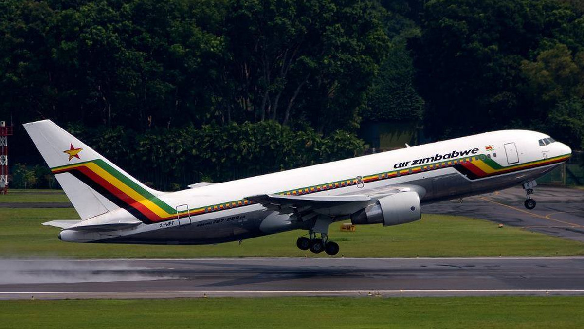 Pasażerowie Boeinga 767-200 linii lotniczych Air Zimbabwe lecący z Harare do Johannesburga poinformowali, że podczas lotu w maszynie wylała toaleta. Ścieżki wody i nieczystości popłynęły wzdłuż przejścia między siedzeniami.