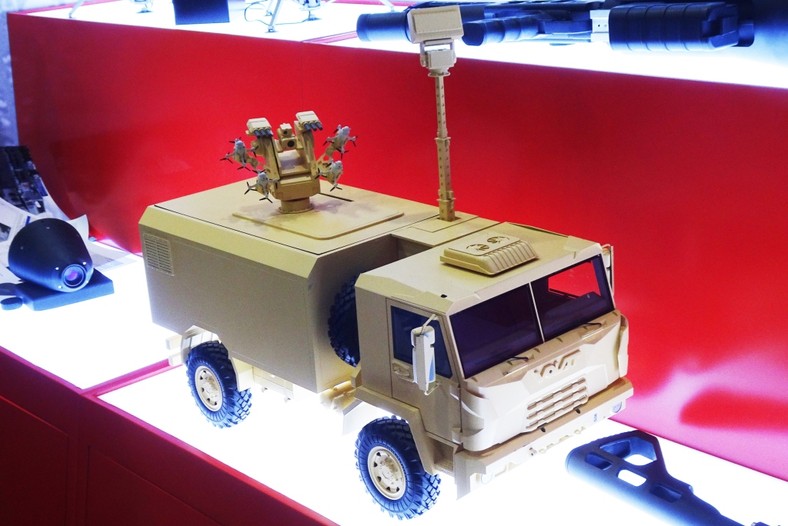 Model wyrzutni dronów przechwytujących umieszczonej na ciężarówce