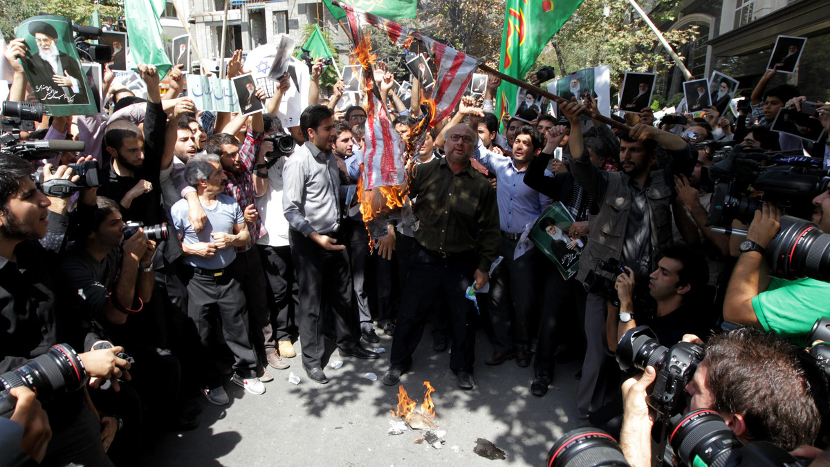 Film "Niewinność muzułmanów" wywołał falę oburzenia w całym świecie arabskim. Protestujący muzułmanie przypuścili ataki na amerykańskie ambasady w Egipcie i Jemenie, spalili także amerykański konsulat w Libii, zabijając jego czterech pracowników, w tym ambasadora Christophera Stevensa. Do protestów doszło także w Iranie, Iraku, Bangladeszu, Tunezji i Strefie Gazy. Krytycy Baracka Obamy twierdzą, że Stany Zjednoczone zbierają plon jego zbyt "miękkiej" polityki względem krajów muzułmańskich.