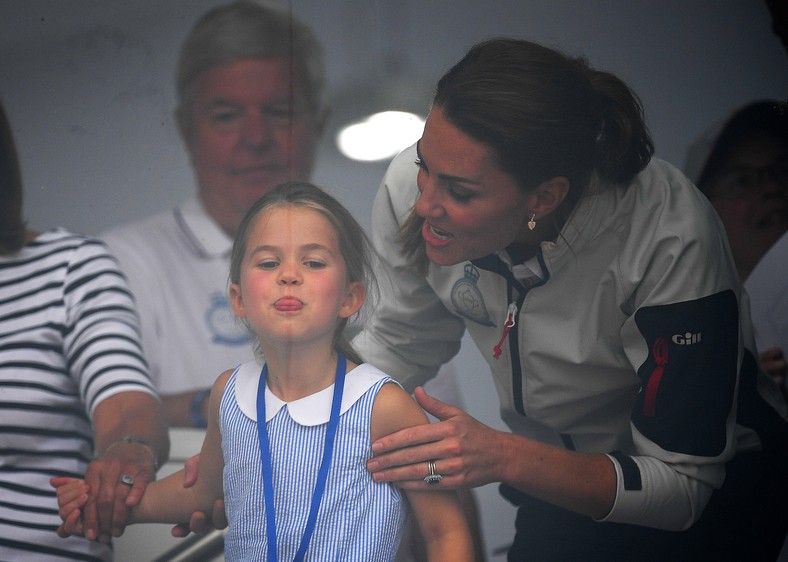 La princesa Charlotte y la duquesa Kate en la regata de 2019 