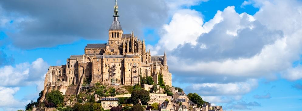 6. miejsce: Wzgórze Świętego Michała – skalista wyspa pływowa w Zatoce Wzgórza Świętego Michała, w południowo-zachodniej Normandii, połączona z kontynentalną Francją groblą długości 1800 metrów. Na wyspie wzniesione zostało sanktuarium Michała Archanioła.