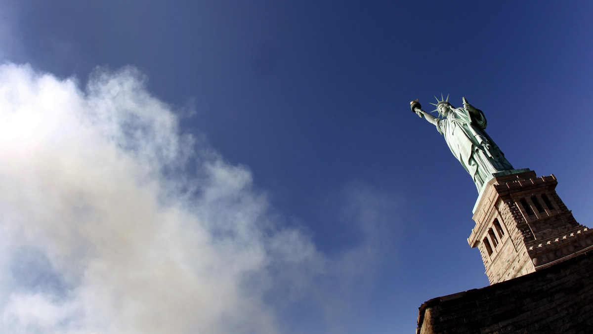 Zaprzysiężeniem nowych obywateli Stanów Zjednoczonych, w tym Polaków, Nowy Jork rozpoczął uroczystości 125. rocznicy odsłonięcia Statui Wolności. Na Wyspie Wolności zabrzmiały "Marsylianka" i "Gwiaździsty sztandar". Rozległy się salwy armatnie.