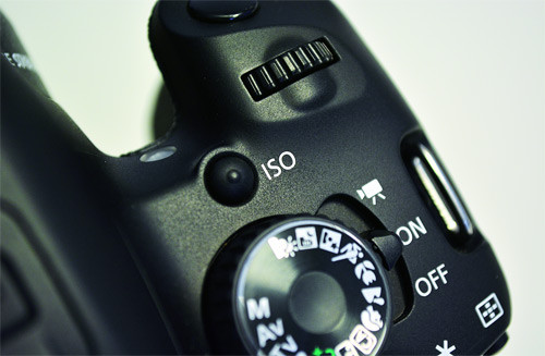 Canon EOS 650D - pokrętło ustawień i trybów jest tak ustawione, że można je obsługiwać również palcem wskazującym, a nie tylko kciukiem 
