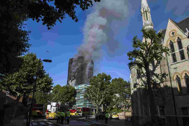 Na razie nie mamy informacji o tym, żeby Polacy byli uwięzieni w płonącym londyńskim wieżowcu; jesteśmy w stałym kontakcie z londyńską strażą pożarną i policją - poinformował w środę szef MSZ Witold Waszczykowski. 'Na razie nie mamy takiej informacji. Służby celne są oczywiście na podwyższonym stanie alarmu, dlatego, że w Londynie mieszka około 150 tysięcy Polaków, więc musimy być bardzo czujni i sprawdzać wszelkie informacje' - powiedział szef MSZ w RMF FM pytany, czy w płonącym wieżowcu mogli się znajdować Polacy. Jak mówił, strona polska jest w stałym kontakcie ze strażą pożarną i policją londyńską. 'Nie przekazują informacji o ofiarach' - podkreślił Waszczykowski.