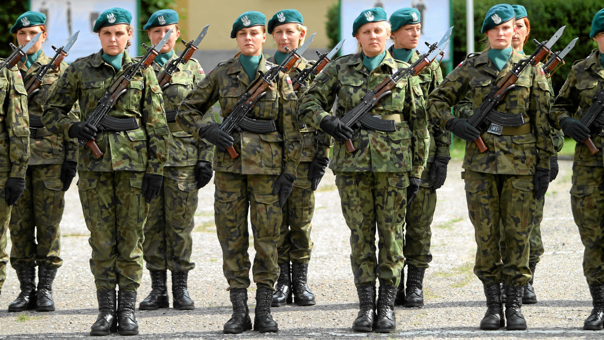 Coraz więcej kobiet służy w polskiej armii. Jak jednak zaznaczyli uczestnicy konferencji zorganizowanej m.in. przez Radę ds. Kobiet w Siłach Zbrojnych RP, należy przeciwdziałać dyskryminacji i umożliwić im zajmowanie stanowisk decyzyjnych.