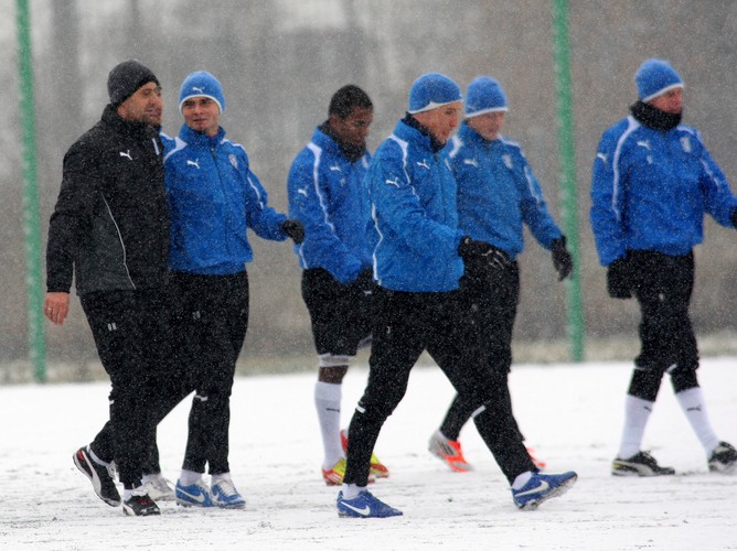 Pogoda nie rozpieszcza piłkarzy. Lech Poznań trenuje na śniegu
