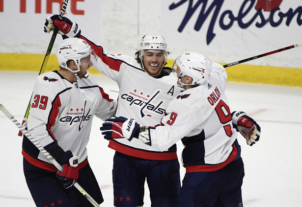 Hokeiści Washington Capitals Anthony Mantha (L), T.J. Oshie (C) i Dmitrij Orłow (P) celebrujący hat-tricka strzelonego przez tego drugiego w meczu przeciwko Ottawa Senators