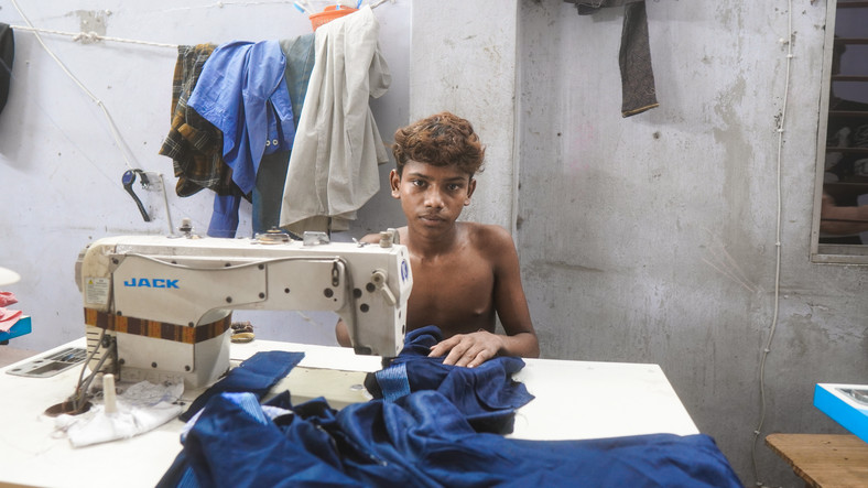 Praca dzieci w fabrykach ubrań jest powszechna, ale rodzice nie chcą takiego życia dla swoich dzieci