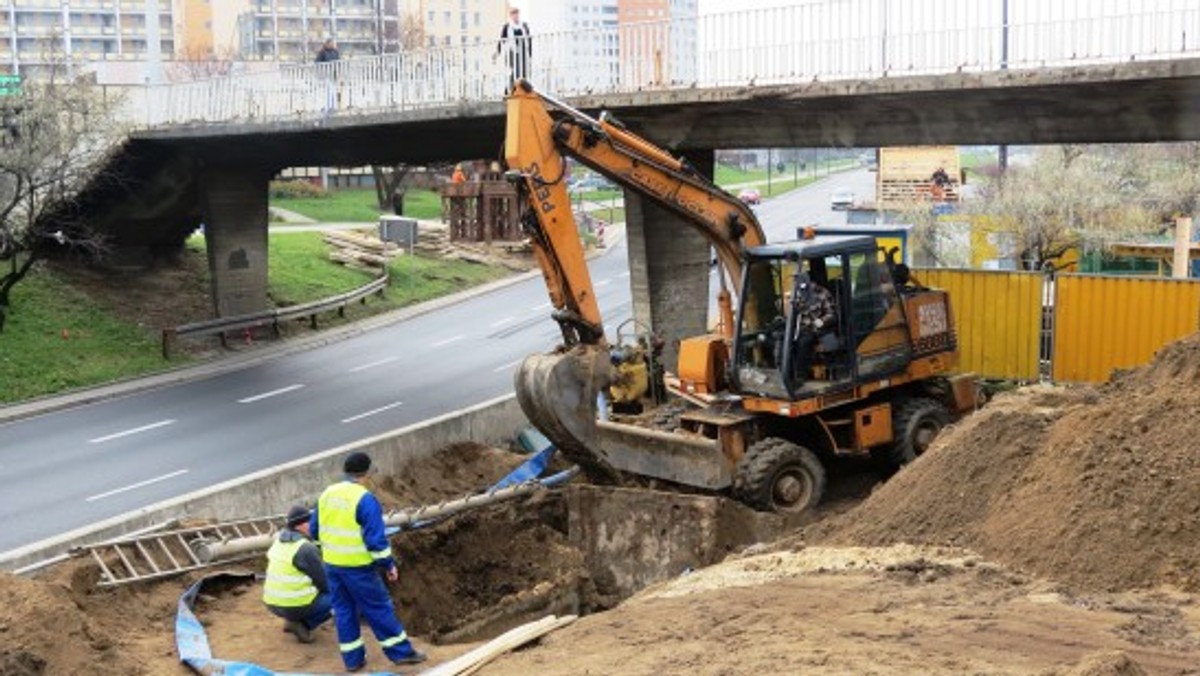 Powodem wprowadzenia zmian będą m.in. remonty nawierzchni, roboty wodociągowców i przebudowa Trasy AK. Sprawdź, gdzie kierowców czekają utrudnienia.