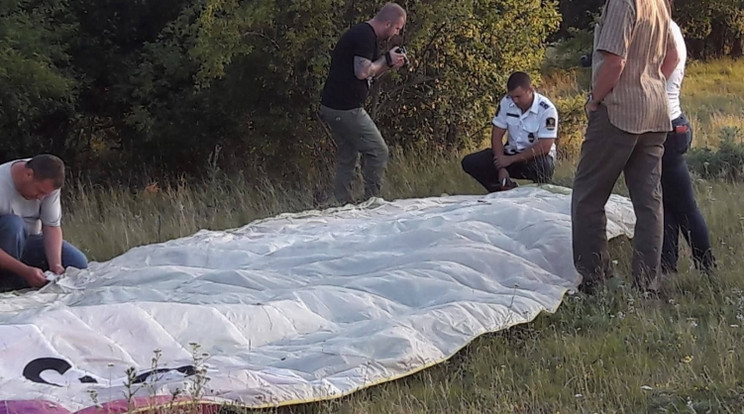 Földre zuhant a két siklóernyős / Fotó: police.hu