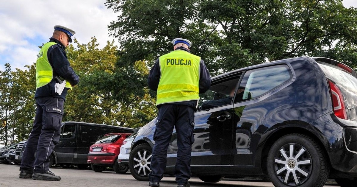Policja wlepia słone kary za… nawigację. Te przepisy zaskakują kierowców