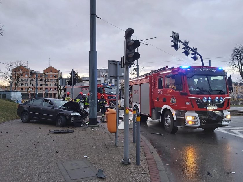 Horror w Elblągu. 19-latek uderzył w słup i wyleciał z auta. Przerażające nagranie