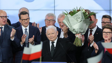 Poważna wpadka z kwiatami dla Kaczyńskiego. "Nie miał kto o to zadbać" [ZDJĘCIE]