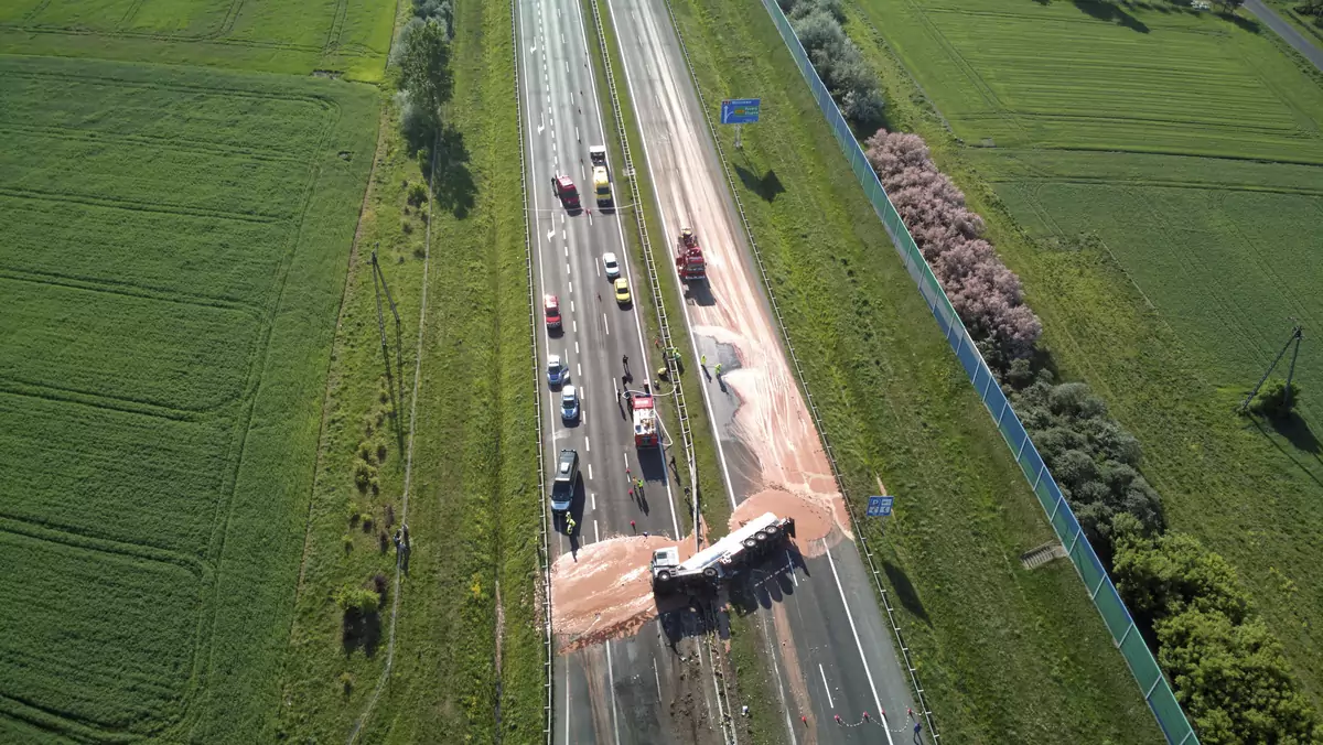 Miejsce wypadku na autostradzie A2, fot. PAP/TwojaSlupca.pl