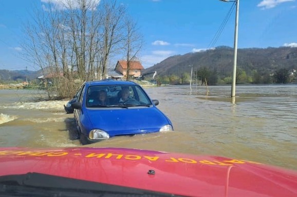 (FOTO) DRAMA KOD POŽEGE Zapadna Morava se izlila, vozilo zaglavljeno u poplavi: Vatrogasci izvlačili putnike